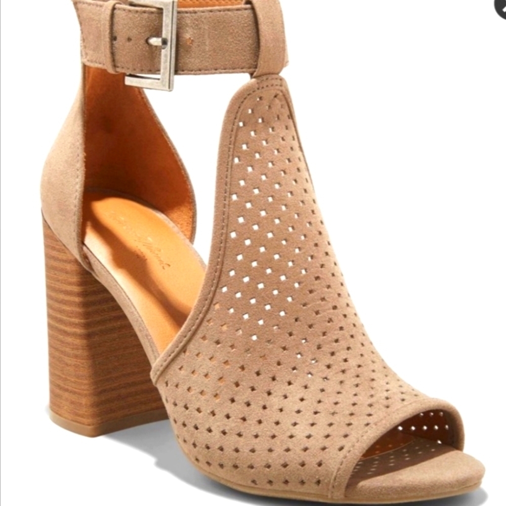 Universal thread goods co tan suede heels